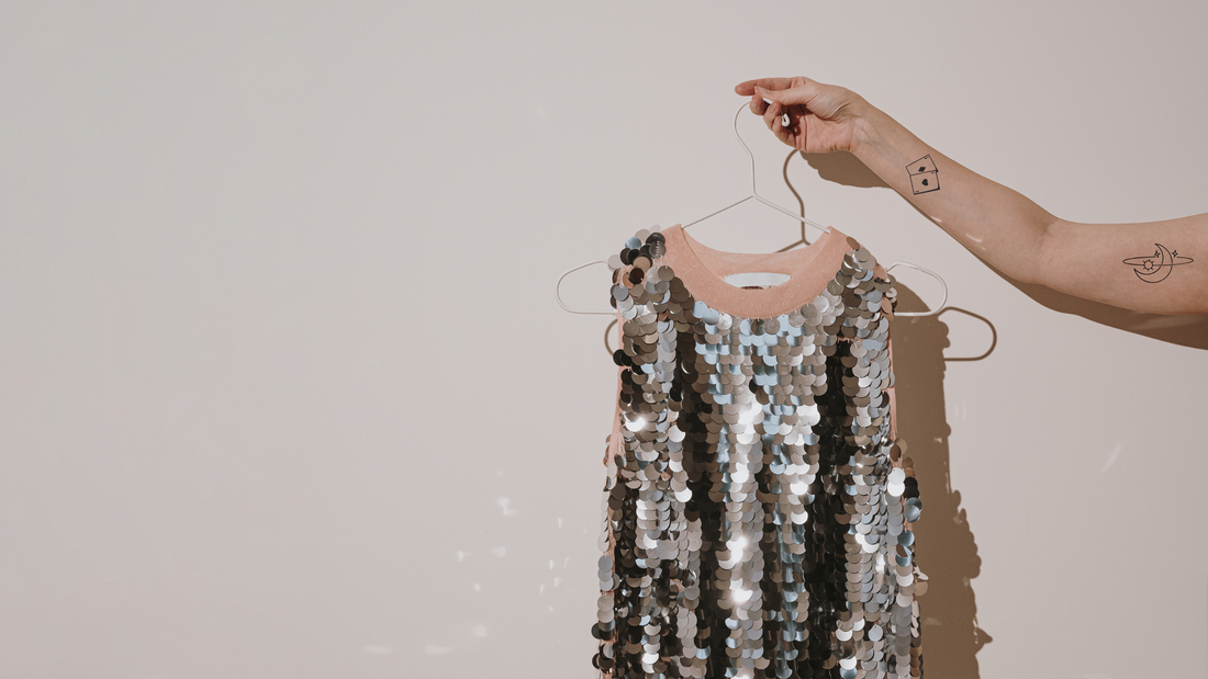 När festklänningen och kavajen går varm – så fräschar du upp fina material utan att tvätta